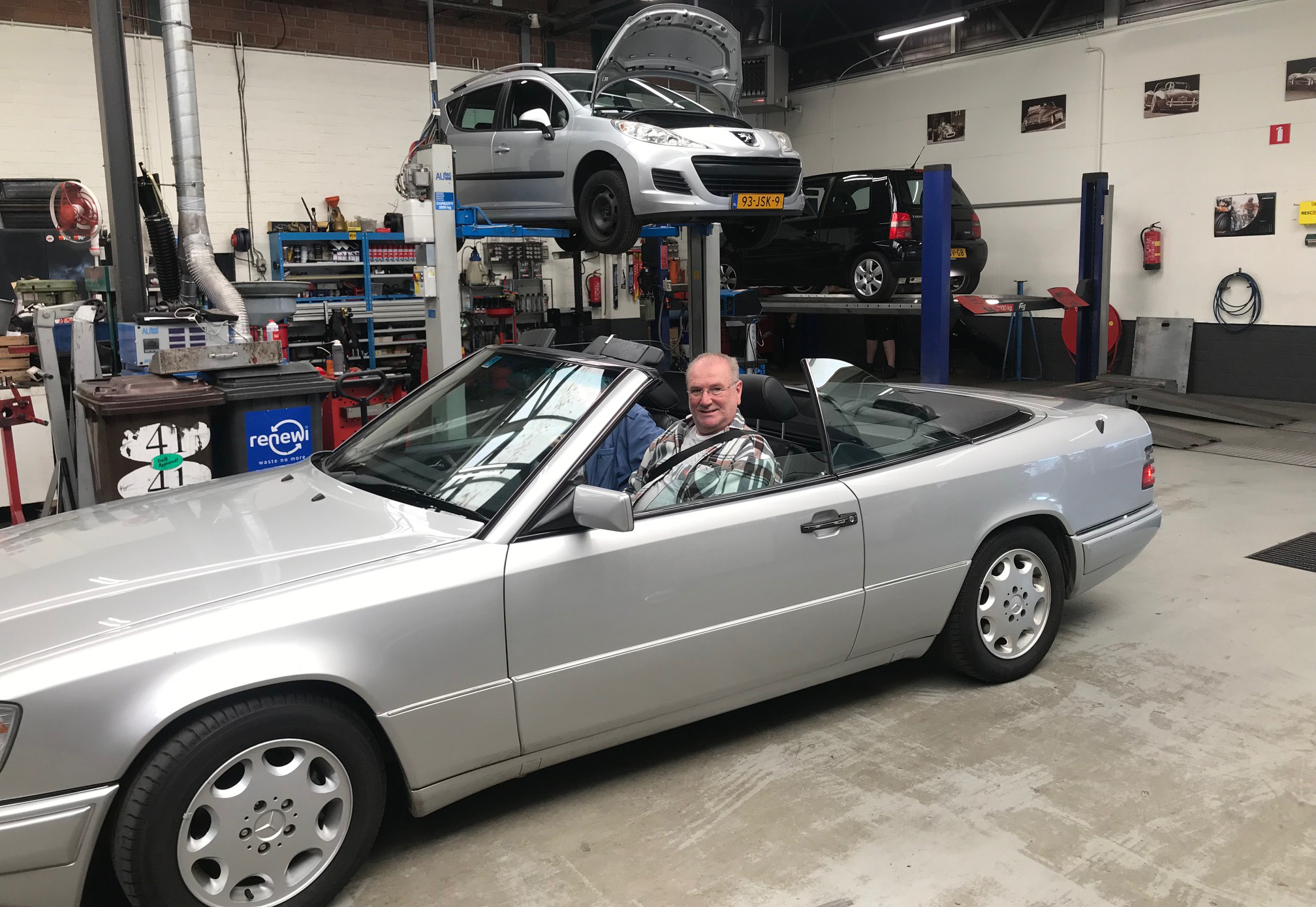 Een zilveren Mercedes cabriolet in de werkplaats van Garage Post Uiterweer, foto van de bestaande website